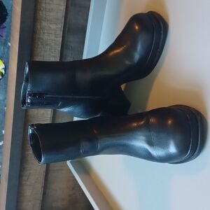 Steve Madden Jcobra Low Platform boots. Size 5 Women's / Size 3 Girls